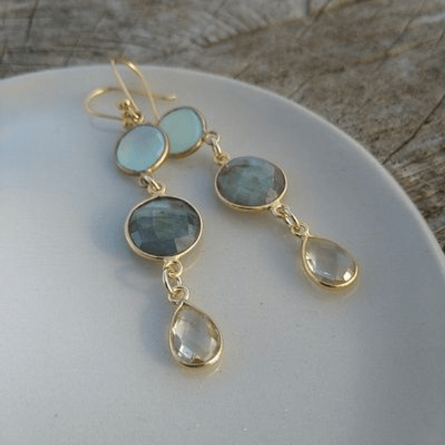 Vergulde oorbellen met chalcedoon, labradoriet en quartz