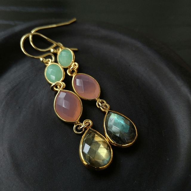 Vergulde oorbellen met chrysopaas, chalcedoon en labradoriet.