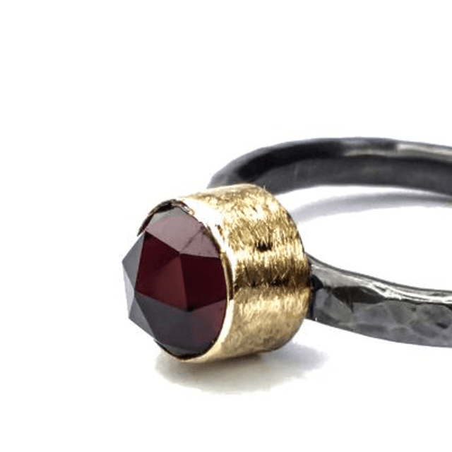 Zilveren ring met granaat in goud