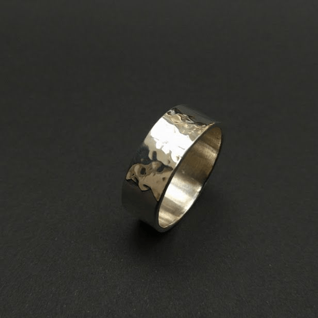 Gehamerd zilver