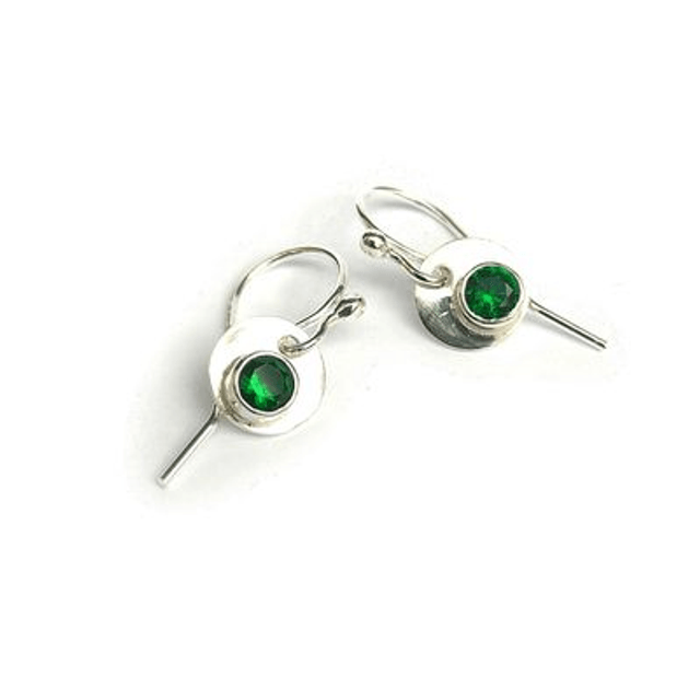 Rondel oorbellen met groene steen