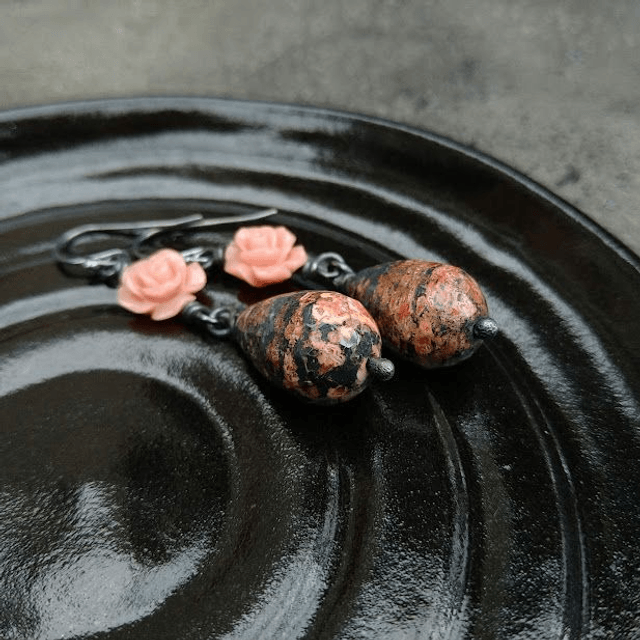 Roos oorbellen geoxideerd met poppy jaspis