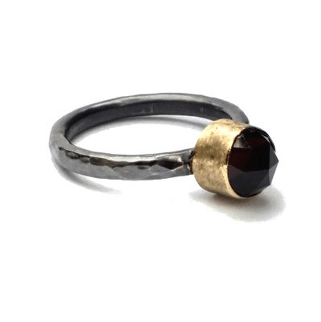 Zilveren ring met granaat in goud