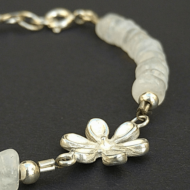 Armband zilveren bloemen met maansteen