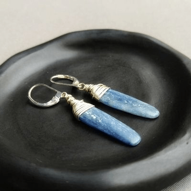 Wrap oorbellen met Kyaniet