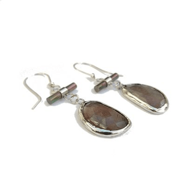 Korunt saffier oorbellen in zilver en titanium