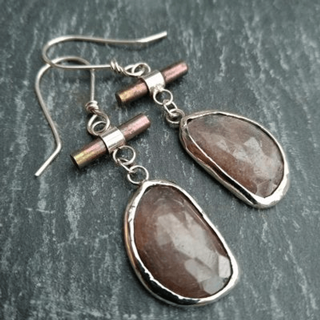 Korunt saffier oorbellen in zilver en titanium