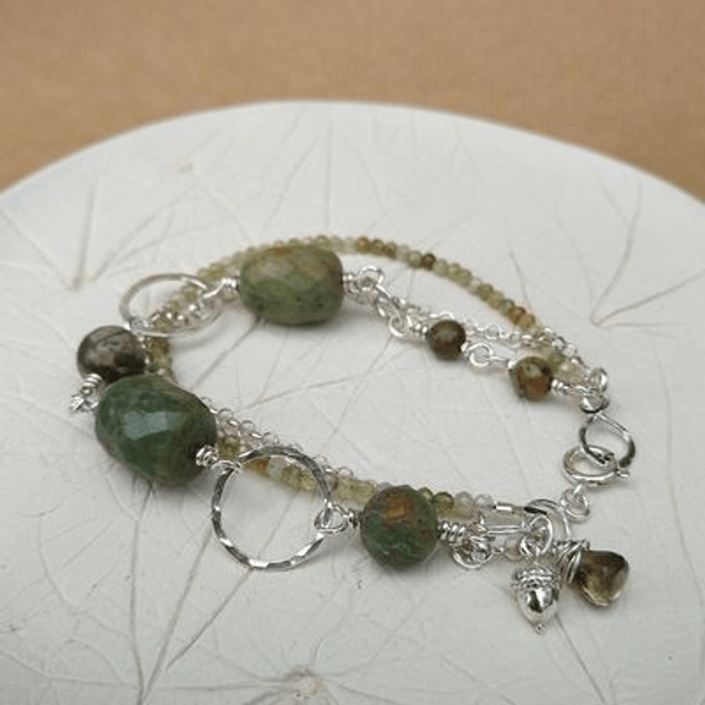 Armband met groen granaat en opaal