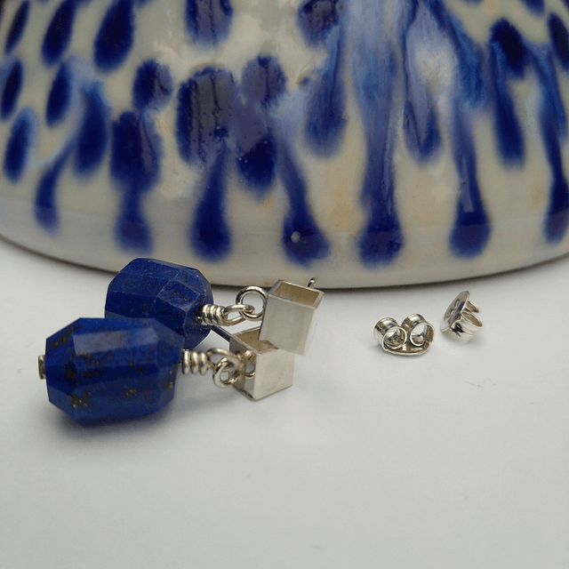 Cube oorbellen zilver met lapis lazuli