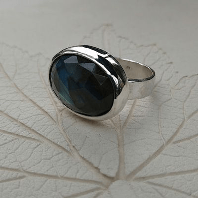 Ring met roosgeslepen labradoriet