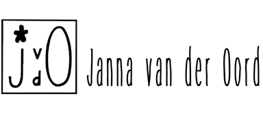 Logo van Janna van der Oord. Het zijn een hoofdletter J en O naast elkaar met een kleine v en d boven elkaar ertussen. De stip op de J is een bloemetje.