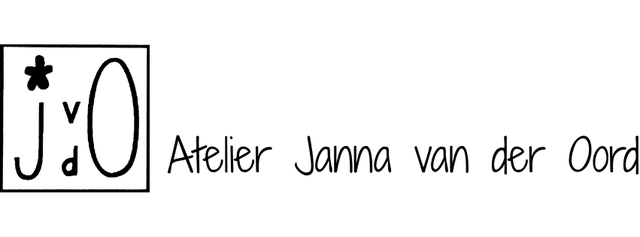 Logo van Janna van der Oord. Het zijn een hoofdletter J en O naast elkaar met een kleine v en d boven elkaar ertussen. De stip op de J is een bloemetje.