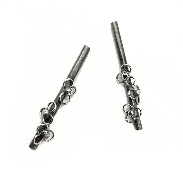Bloemen oorstekers zilver