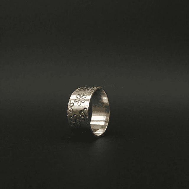 Zilveren ring met bloemen